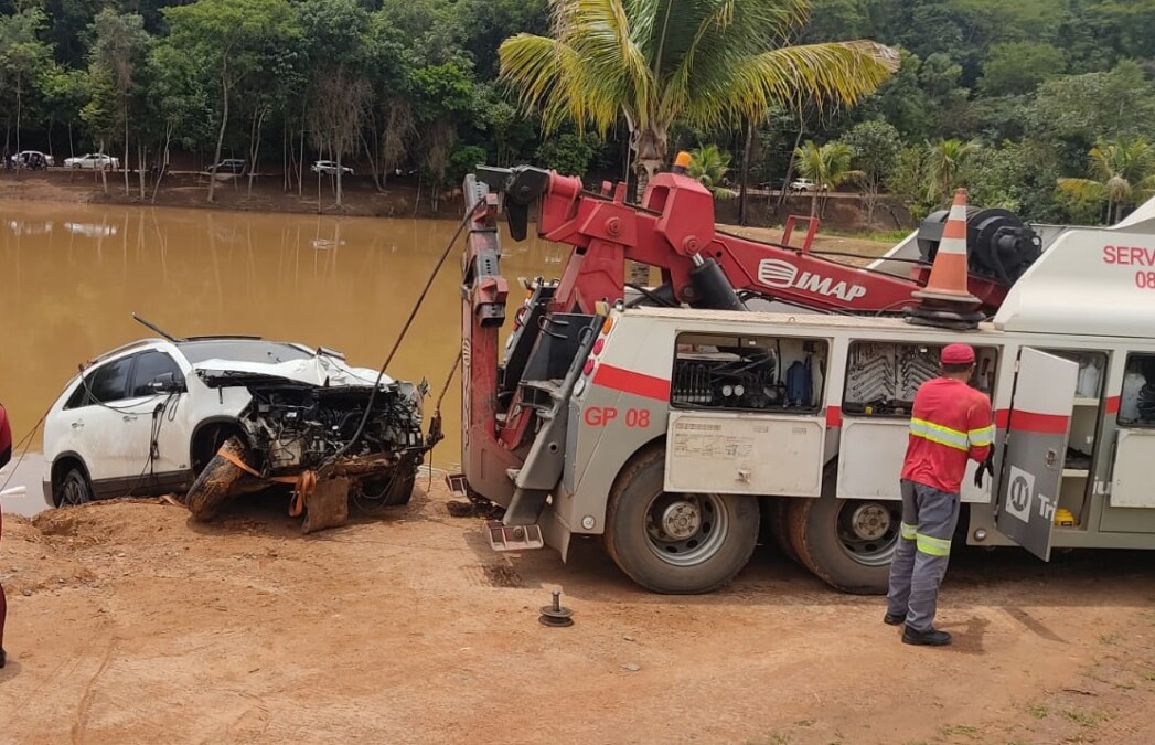 Bombeiros resgatam veículo que caiu em lago de Hidrolânida