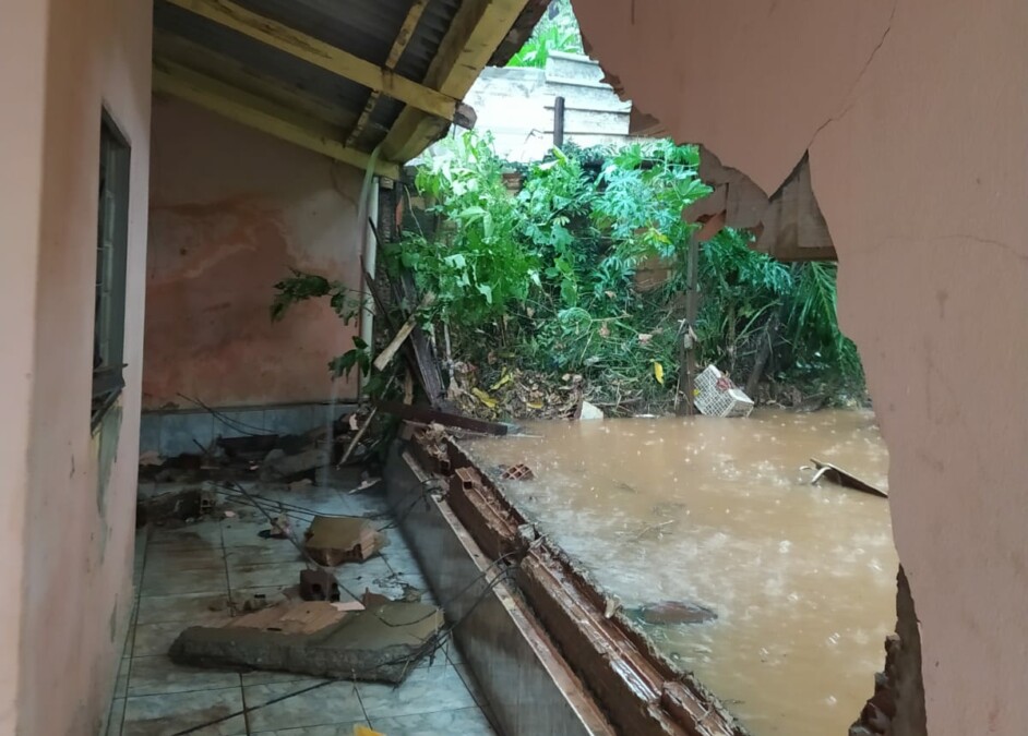 Cinco pessoas, sendo uma idosa e uma criança, estavam dentro da casa alagada no Setor Sevene, em Goiânia. (Foto: divulgação/Corpo de Bombeiros)