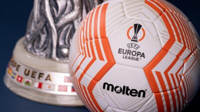 Bola e troféu da Liga Europa