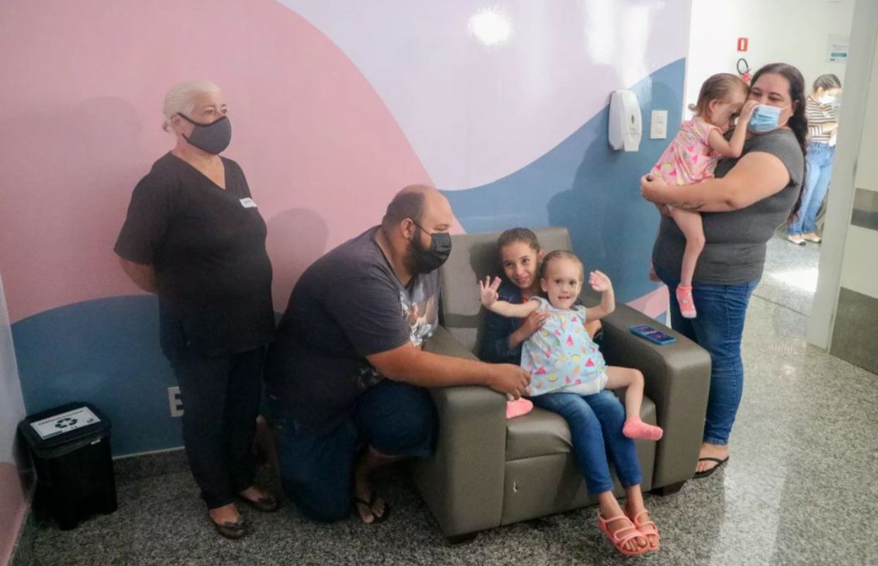 Siamesas separadas em Goiânia recebem visita da irmã mais velha e da avó (Foto: Reprodução - Instagram Zacharias Calil)