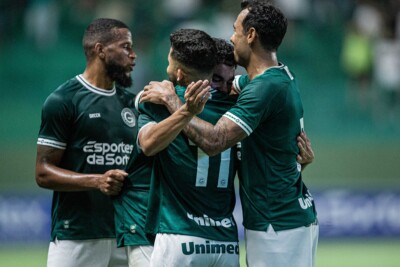 Jogadores do Goiás comemoram gol do time no Goianão