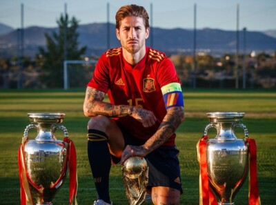 Sergio Ramos com a camisa e troféus conquistados pela Espanha