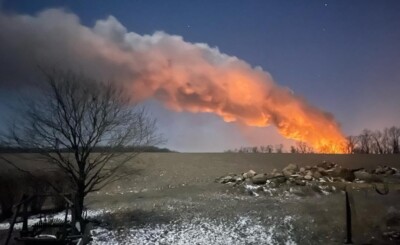 Trem transportava carga tóxica de cloreto de vinila Desastre em Ohio, nos EUA, libera fumaça tóxica e milhares deixam suas casas; fotos