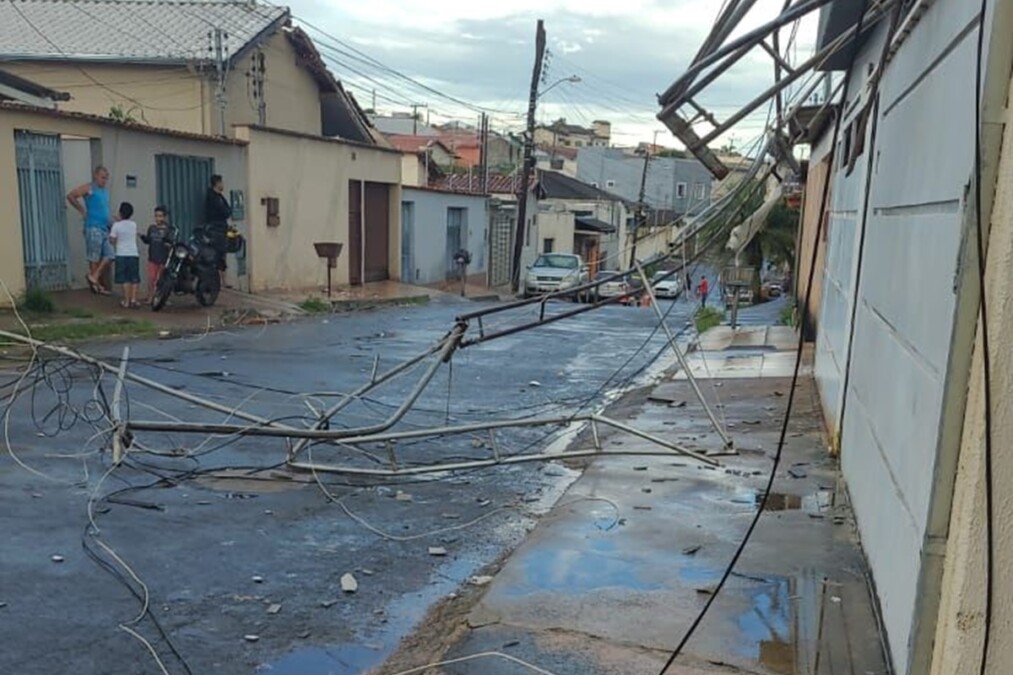 Tenda cai com forte chuva e destrói telhados de casas, em Anápolis