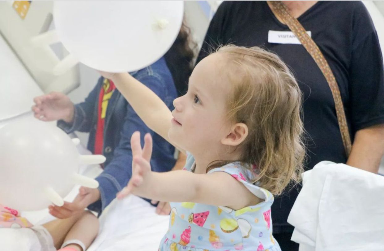 Siamesas separadas em Goiânia recebem visita da irmã mais velha e da avó (Foto: Reprodução - Instagram Zacharias Calil)