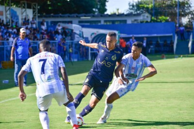 Jogo entre Aparecidense e Crac no Goianão