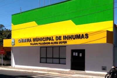 Funcionário de vereador de Inhumas investigado por 'rachadinha' recebia R$ 1,8 mil e repassava metade à mãe do parlamentar, diz delegada
