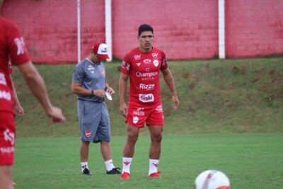 Sousa deverá retornar ao time titular do Vila Nova contra a Aparecidense