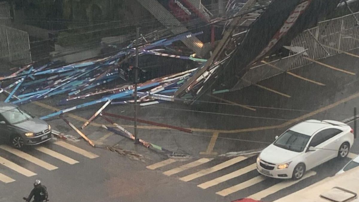 Chuva derruba 20 árvores, alaga ruas, destrói outdoor e deixa moradores sem energia em Goiânia