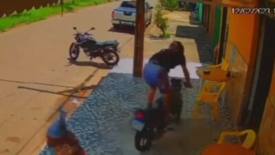 Motociclista atropela idosa ao fazer manobras arriscadas em Anápolis; vídeo