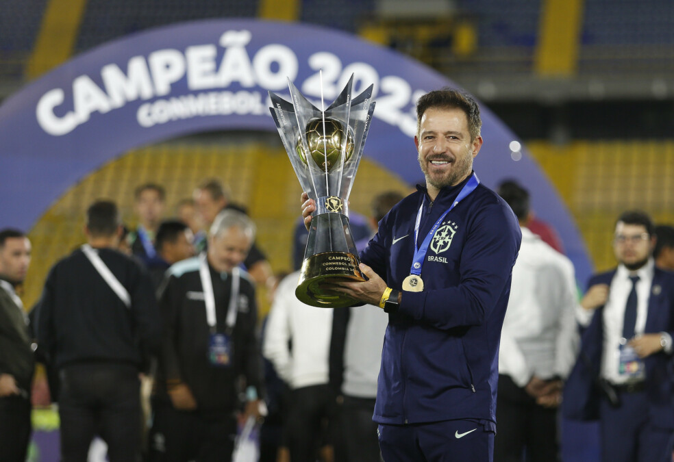 Ramon com troféu do Sul-Americano sub-20
