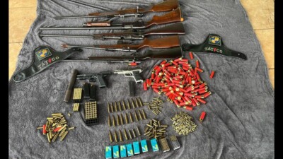 Armas e munições de grosso calibre estão entre os itens apreendidos (Foto: divulgação/PM)