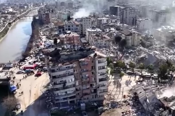 Os três foram retirados das ruínas de um prédio 13 dias Turquia: uma criança e mais duas pessoas são resgatadas 296 horas após o terremoto