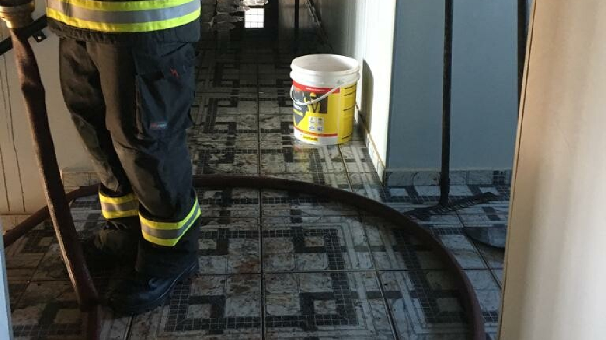 Após levar os filhos para a escola, como continuou fazendo ainda que separado, o suspeito retornou à residência e abriu o registro de gás, causando um incêndio no apartamento