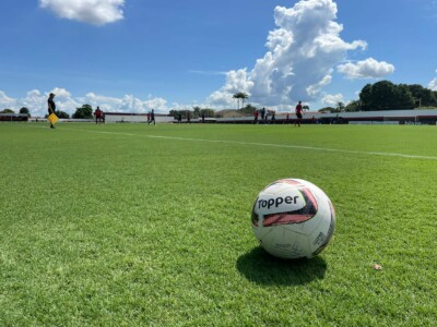 Bola oficial do Campeonato Goiano no gramado