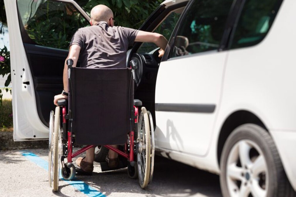Caiado sanciona projeto que obriga autoescolas a adaptarem veículo para pessoas com deficiência