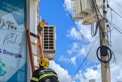 Arara fica presa em ar condicionado de Shopping, em Caldas Novas