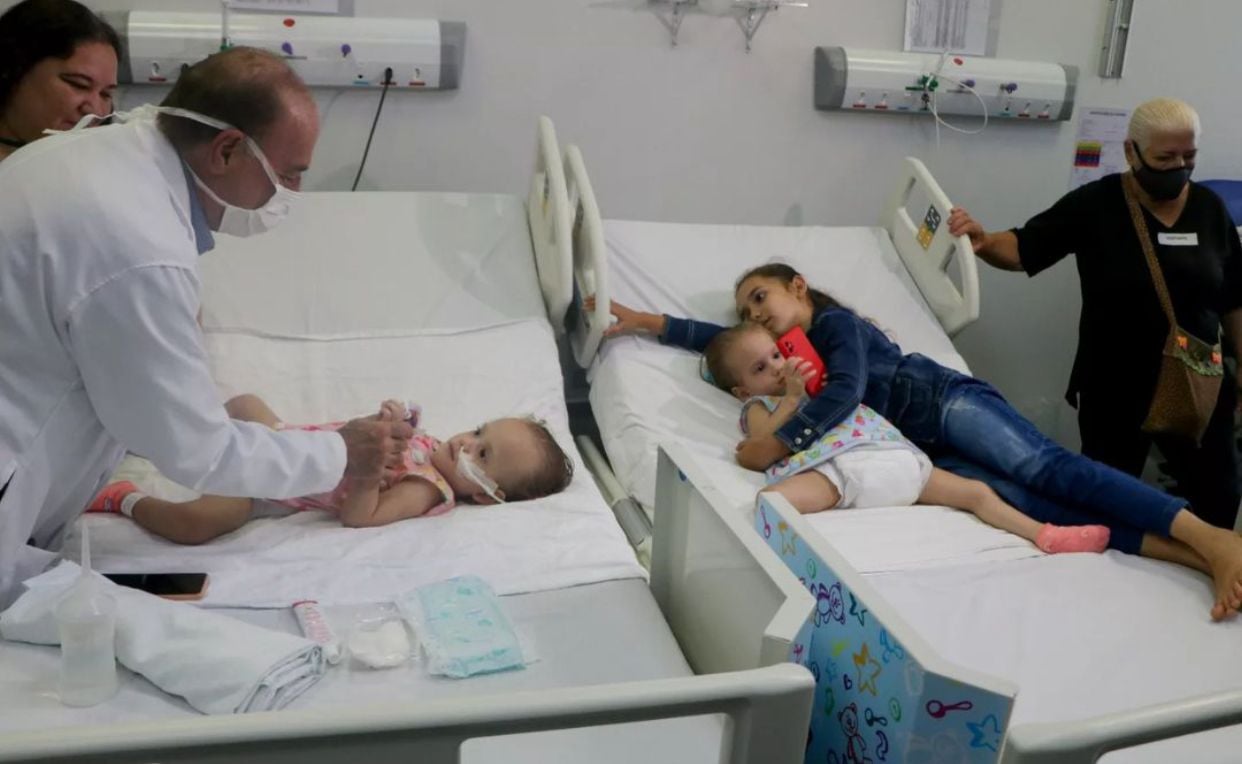 Siamesas separadas em Goiânia recebem visita da irmã mais velha e da avó (Foto: Reprodução - Instagram Zacharias Calil)