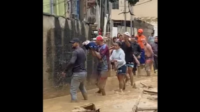 Moradores formam 'corrente humana' para resgatar bebês e crianças em São Sebastião (SP)