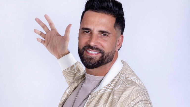 Latino passa por harmonização e viraliza nas redes sociais veja foto cantor de "diabo do Auto da Compadecida" e "Cauby Peixoto"