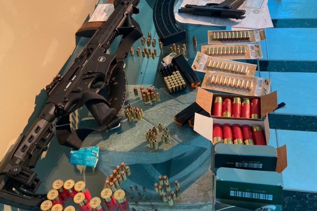 Polícia investiga suspeito de violência doméstica, em Goiânia; homem tem registro de CAC