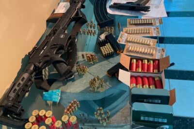 Polícia investiga suspeito de violência doméstica, em Goiânia; homem tem registro de CAC