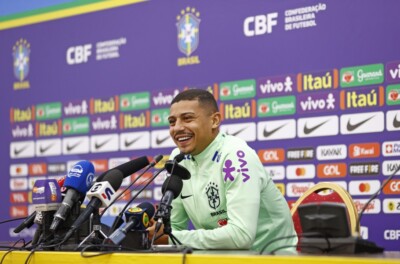 Volante André dando entrevista na seleção