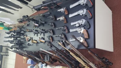 Polícia apreende 46 armas de fogo avaliadas em R$ 700 mil, em Goiânia