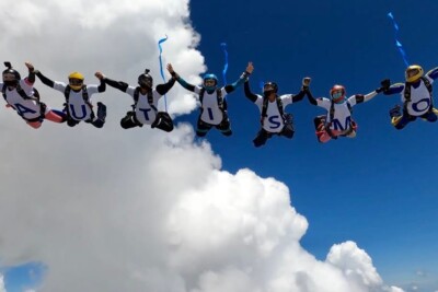 Anápolis recebe salto de paraquedas com instrutor autista e divulgação da causa