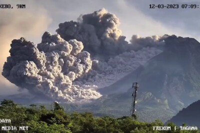 Vulcão Merapi, um dos mais ativos do mundo, volta a entrar em erupção na Indonésia; vídeos