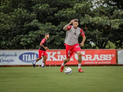 Zagueiro Carlos Alexandre treinando no Vila Nova