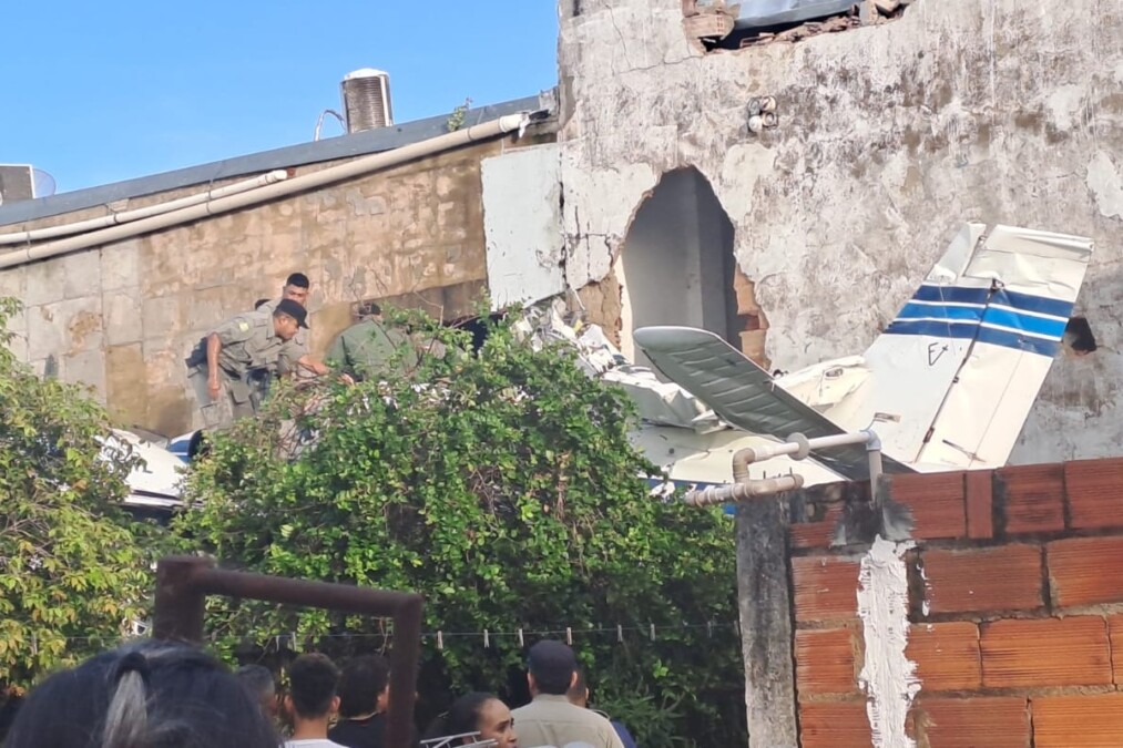 Avião cai em sobrado na Vila Mutirão, em Goiânia