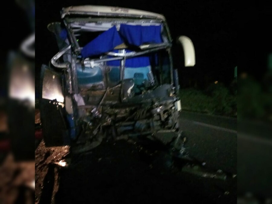 Acidente com caminhão e ônibus deixa 22 feridos na BR-060, em Anápolis