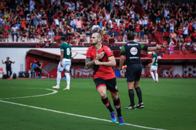 Felipe Vizeu comemorando gol marcado contra o Goiás