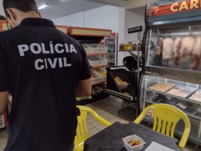 Carnes e outros alimentos vencidos ou impróprios ao consumo foram apreendidos nas gôndolas do estabelecimento (Foto: divulgação/PC)