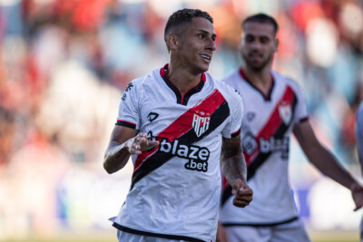 Bruno Tubarão comemorando gol marcado