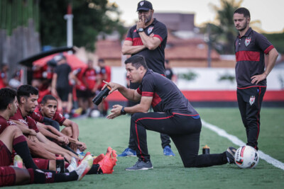 Allan Santhiago conversando com elenco sub-20