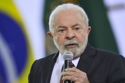 Lula ignora recomendação médica e circula sem máscara antes de cirurgia