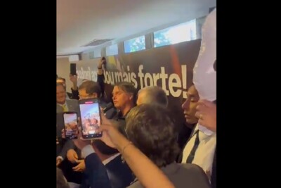 "Eles não vão fazer o que bem quer com o futuro da nossa nação", diz Bolsonaro