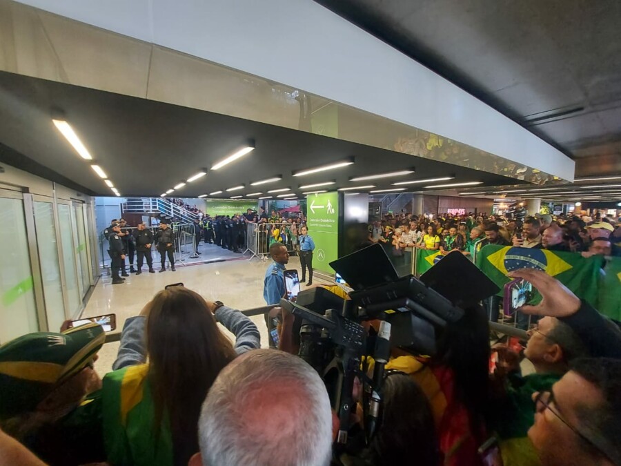 "Lamentável o que a PM do DF está fazendo" Bolsonaristas reclamam de 'bloqueio' da Polícia Militar em aeroporto de Brasília