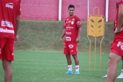 Vinícius Leite disputou 13 jogos pelo Vila Nova neste ano