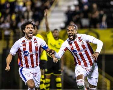Victor Ferraz e Denilson comemorando gol