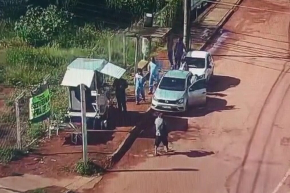 Homem esmagado por ponto de ônibus em Aparecida estava apoiado na estrutura; vídeo