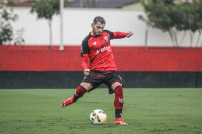 Kelvin treinando no Atlético Goianiense no CT do Dragão