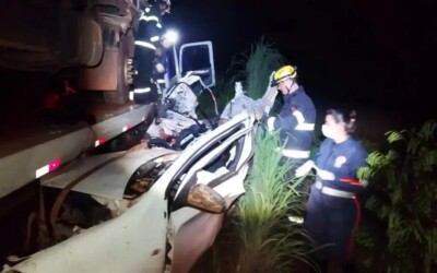 Batida aconteceu na madrugada desta sexta (3) Criança de 4 anos está entre os 5 mortos da colisão de carro e caminhão na BR-452 Itumbiara