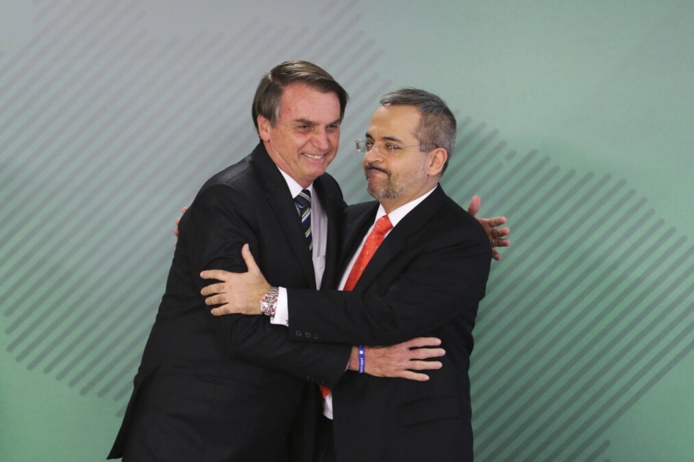 Weintraub canta parabéns para Bolsonaro: "Rá, tim, bum! Papuda!" "Será que mandará um pedacinho de bolo para os presos?" escreveu ex-ministro