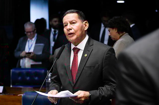 Mourão encontra Zanin e diz: ‘Discordo do processo, mas não da pessoa’