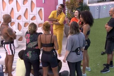 BBB 23: Fred Nicácio e Larissa expõem brothers e dão informações externas Participantes retornaram fazendo diversas revelações à casa
