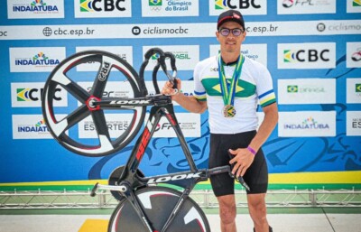 Carlos Alberto Soares com medalha do Brasileiro de Paraciclismo de Pista