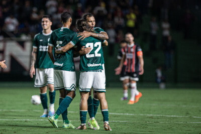 Jogadores do Goiás comemorando gol marcado contra Anápolis